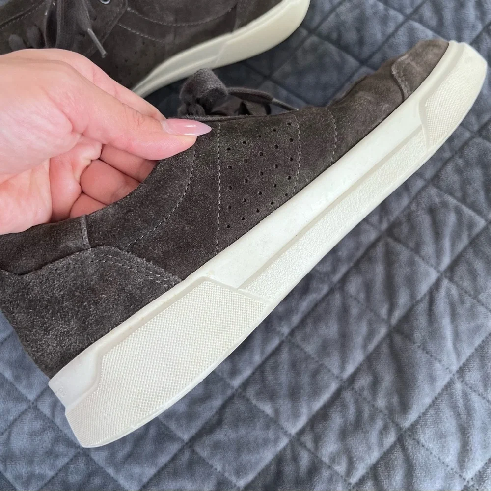 Vince Shoes Mens Size 9 Gray Suede Low Top Sneakers Leather Trim Casual Comfort - Picture 10 of 10